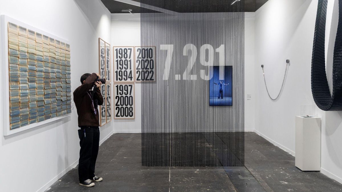 04/03/2025 Preparativos de la galería de Olalla Gómez Valdericeda &amp; Ramón Mateos para la feria de Arte Contemporáneo (ARCO) 2025, en Ifema Madrid, a 4 de marzo de 2025, en Madrid (España). Este año se celebra la 44ª edición con el Amazonas como proyecto central. El programa comisariado por Denilson Baniwa y María Wills, en colaboración con el Institute for Postnatural Studies, Wametisé: ideas para un amazofuturismo, reflexiona sobre nuevos modos de creación que representan existencias híbridas entre cuerpos humanos, vegetales, físicos y metafísicos. SOCIEDAD Eduardo Parra - Europa Press