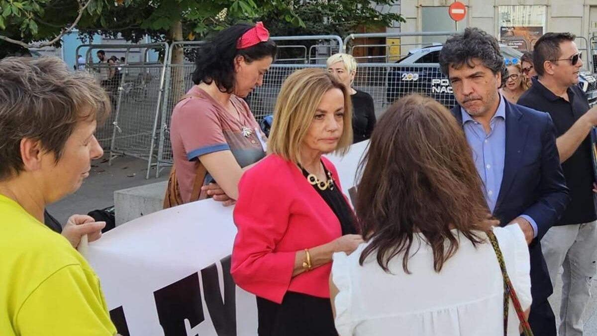 La candidata del PP a la Alcaldía de La Laguna, Ana Zurita, charla con los vecinos.