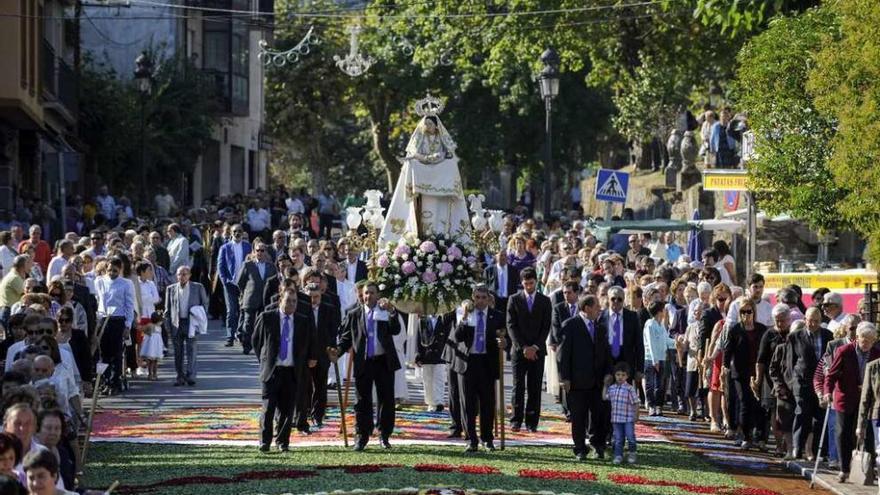 La procesión de la Virxen do Portal pasa por la alfombra floral. // I. Osorio