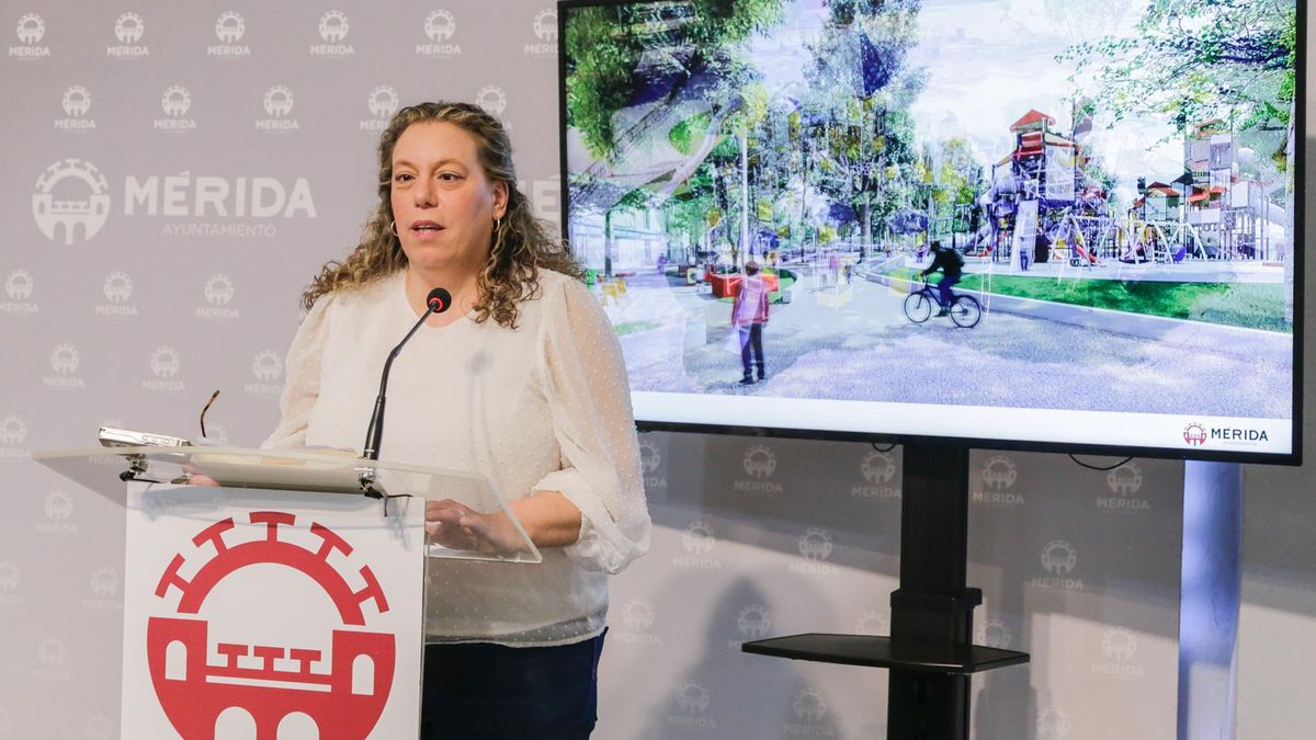 La portavoz municipal, Carmen Yáñez, ayer en rueda de prensa en Mérida