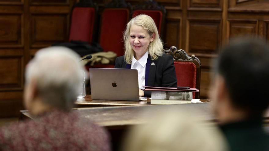 Marta Friera, durante la exposición de sus méritos para la cátedra de Historia del Derecho, en el Aula Magna de la Universidad de Oviedo.  | IRMA COLLÍN