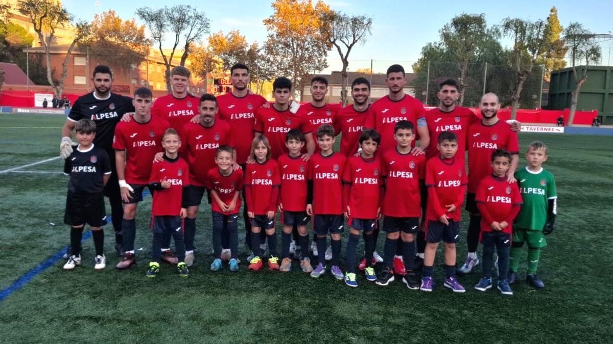 El primer equipo "roget" posa con el benjamín B antes del encuentro