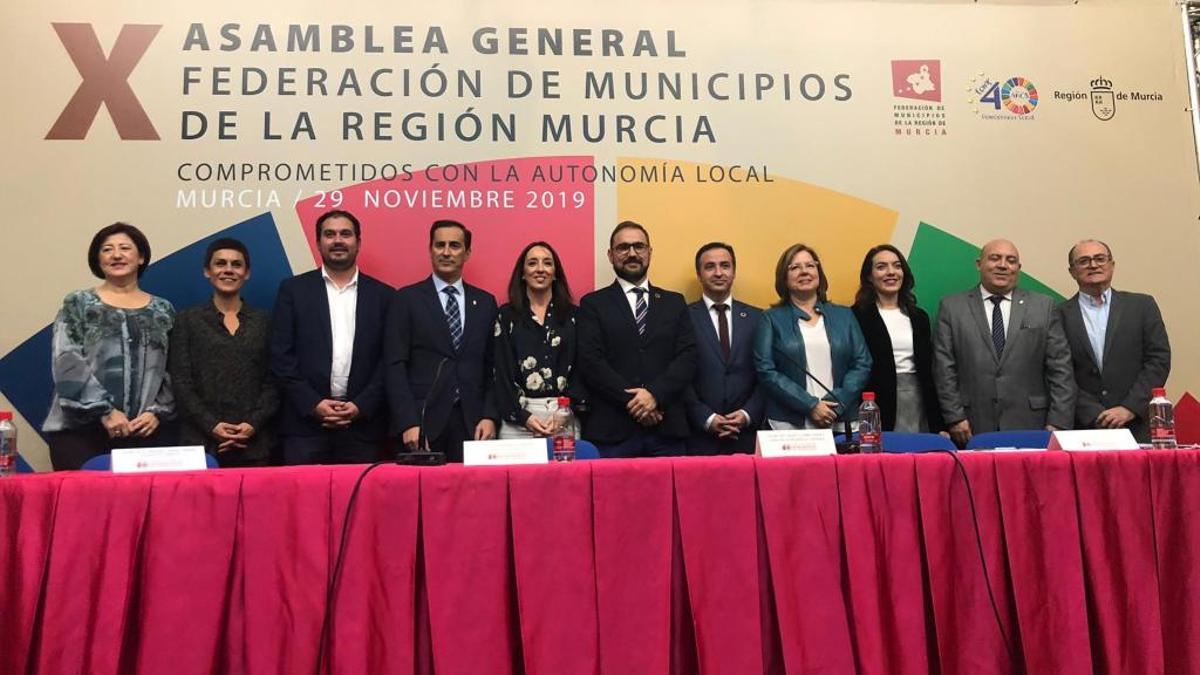 María Dolores Muñoz, nueva presidenta de la Federación, en el centro de la imagen, posa acompañada de la Comisión Ejecutiva, integrada por los vicepresidentes Víctor Manuel López y Diego José Mateos, el secretario general Manuel Pato, así como por Esther Clavero, Mª Carmen Morales, Pascual Lucas, Mario Ginés Pérez, María Visitación Martínez, José Francisco García y Francisco Javier Andreo, como vocales.