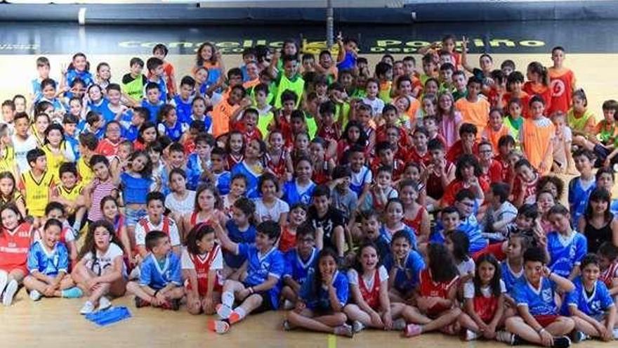 Participantes en la competición escolar de minibasket, en Porriño. // FDV