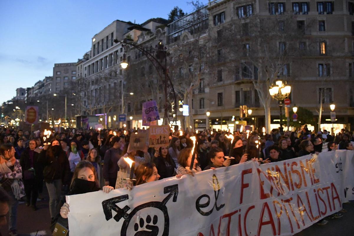 Miles de mujeres se manifiestan en Barcelona por el 8M | FOTOS