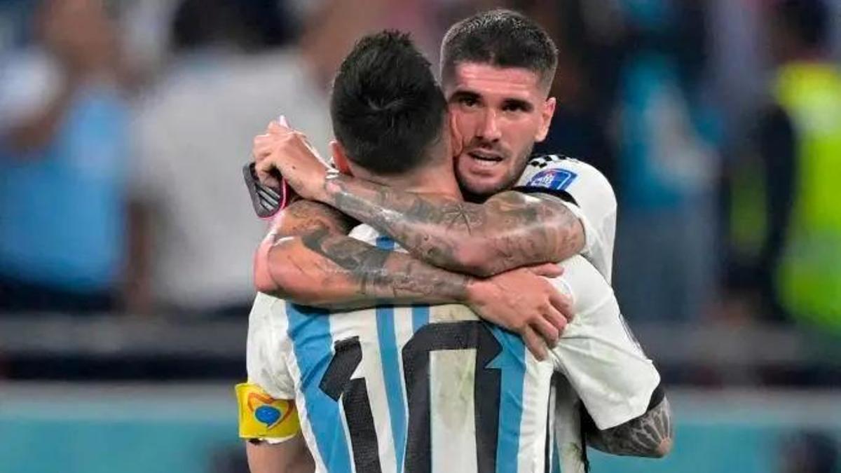 Rodrigo De Paul abrazando a Leo Messi