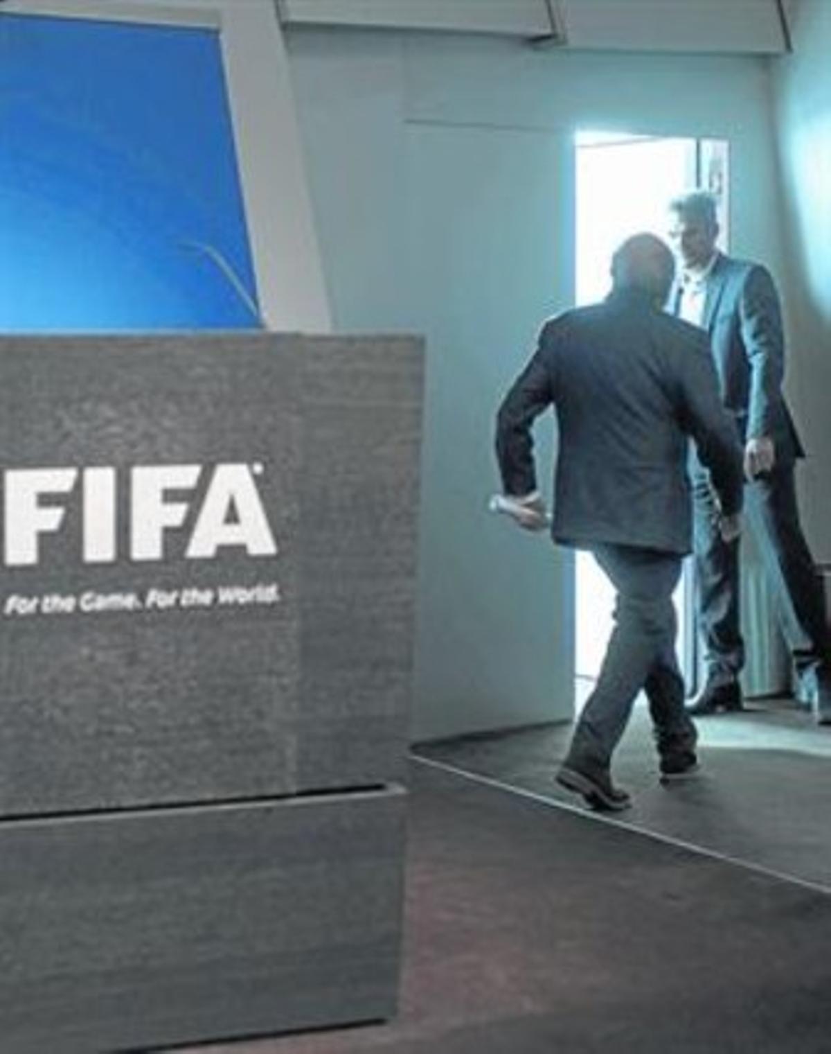 Blatter surt de la sala després de dir que deixarà la presidència, ahir a Zuric.