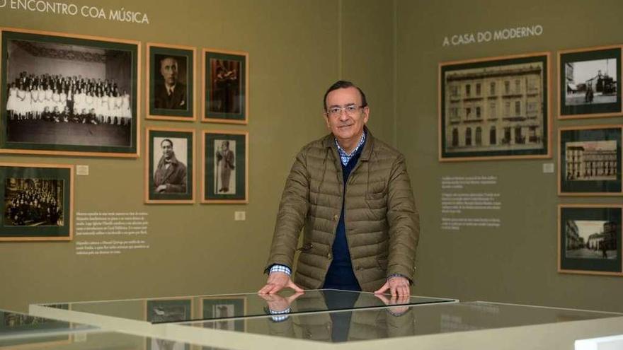 El escritor y periodista Rafael López Torre en la exposición dedicada a Alejandro de la Sota. // G. Santos