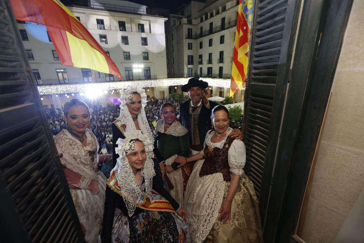 La pregonera, Encarnita Pascual, en el balcón del Ayuntamiento junto al alcalde y las representantes de la Fiesta.