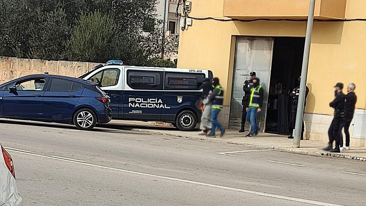 La Policía Nacional realiza una operación antiterrorista en Campos