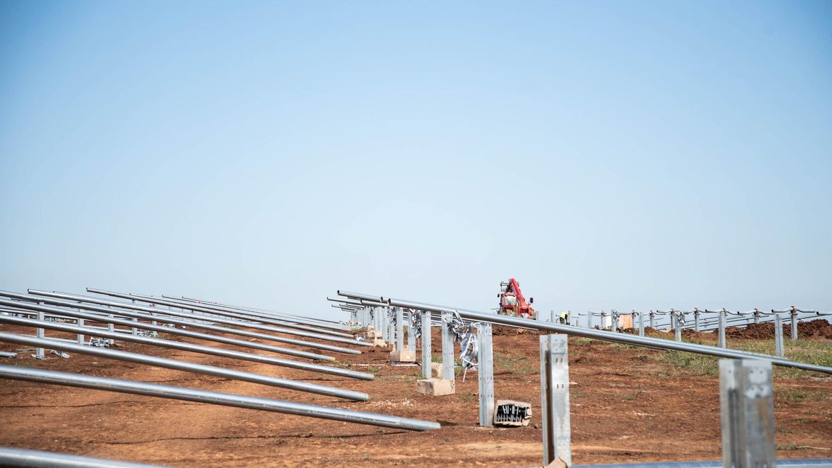 Operarios trabajando en la construcción de una nueva planta solar.