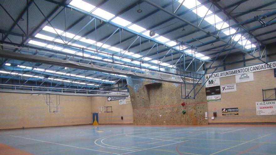 El &quot;nuevo&quot; polideportivo municipal de Cangas de Onís, casi listo