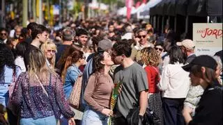 Un Sant Jordi de fábula y polinización con Eduardo Mendoza y Regina Rodríguez Sirvent