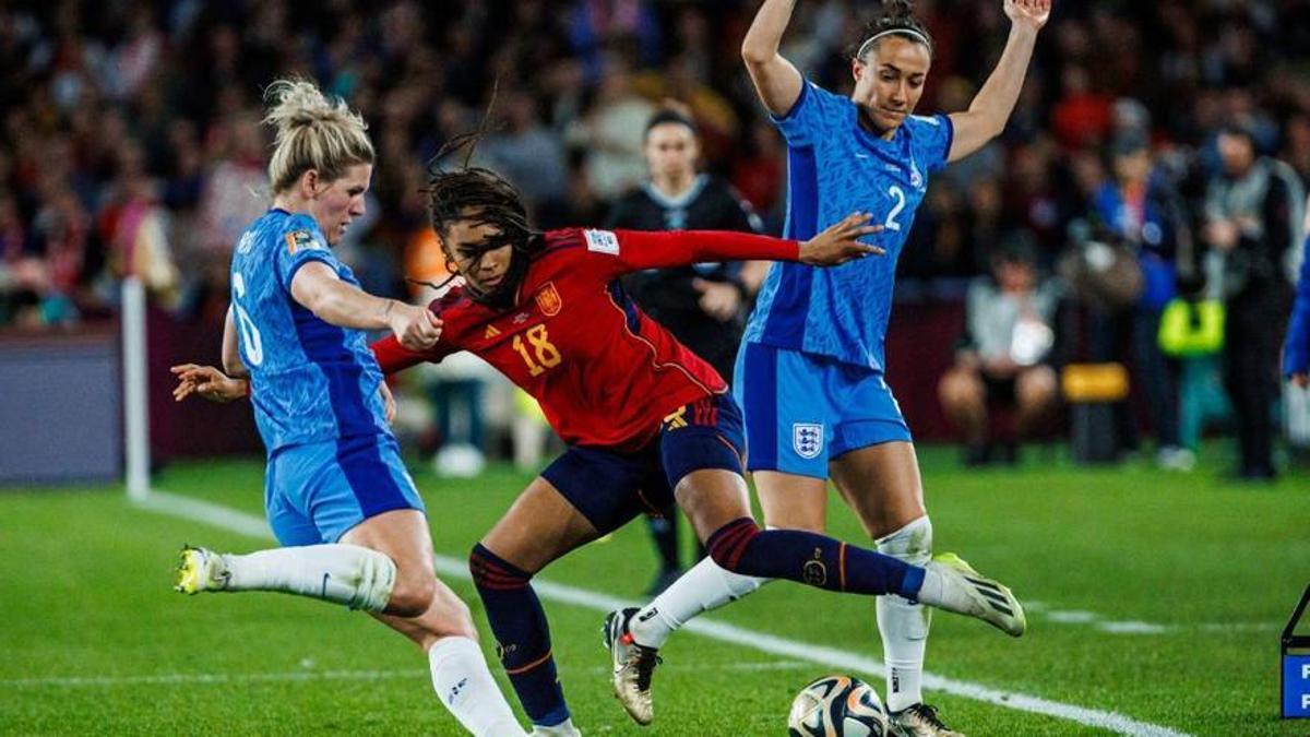 Salma Palalluelo disputa un balón a dos defensoras inglesas.