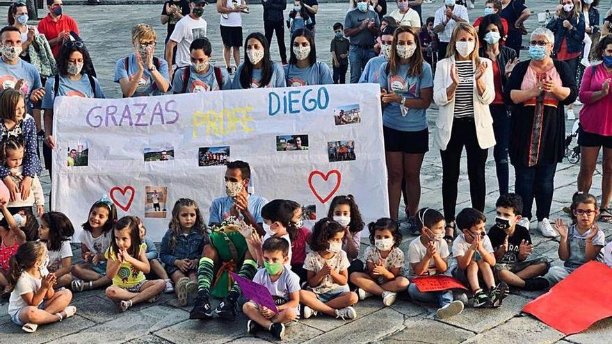 Diego Ferro posa ante la pancarta de sus alumnos, junto a la alcaldesa y vecinas.