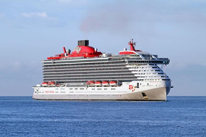 Primera visita a Palma del 'Scarlet Lady', el crucero de Virgin propiedad de Richard Branson