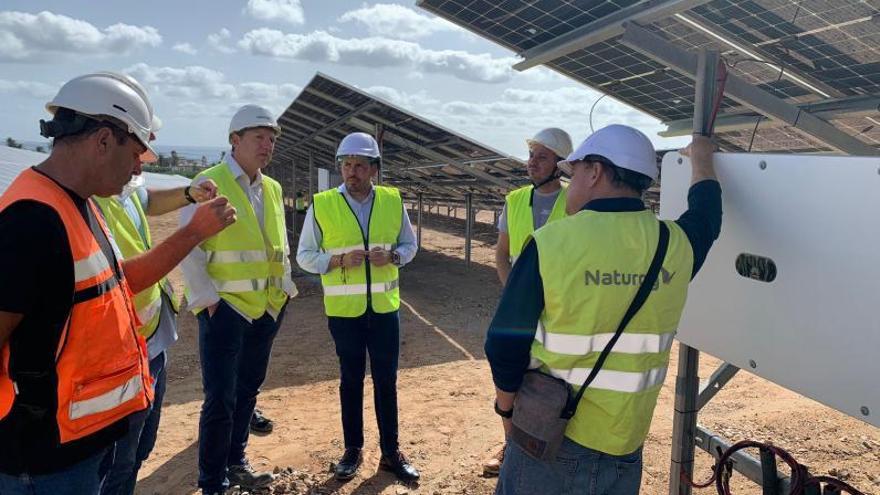 Sergio Auffray y Héctor Suárez -de frente- en la planta fotovoltaica de Salinetas.