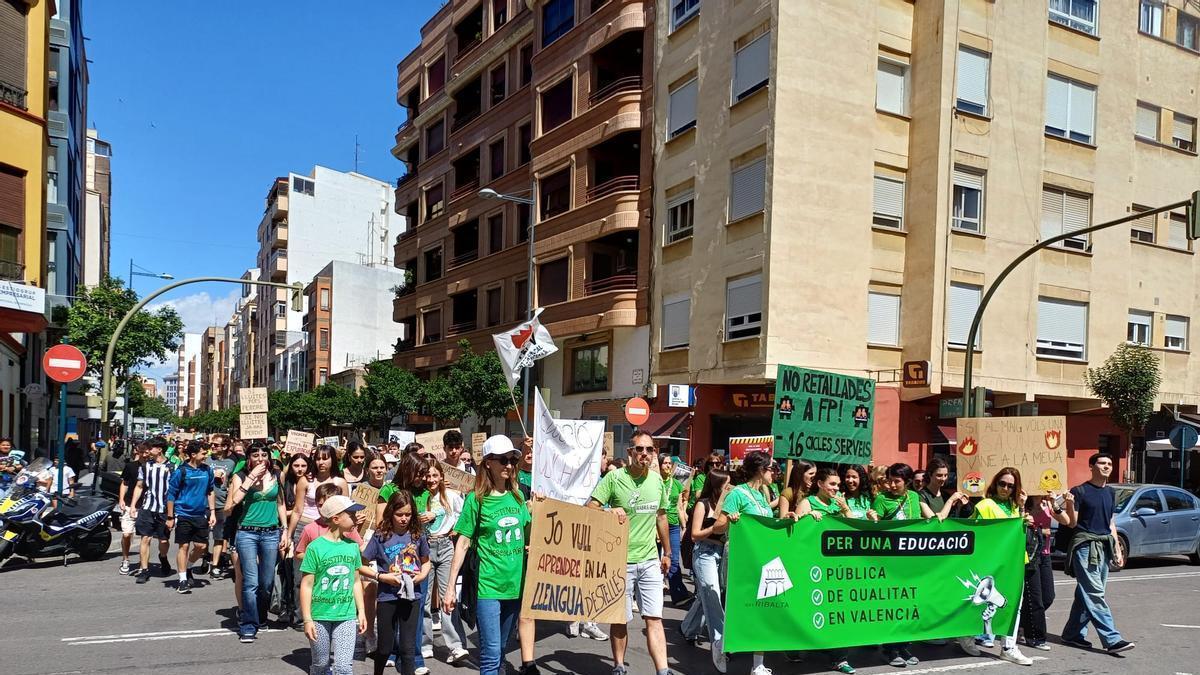 Abraçada a l'IES Ribalta en el marco de la huelga educativa en Castellón