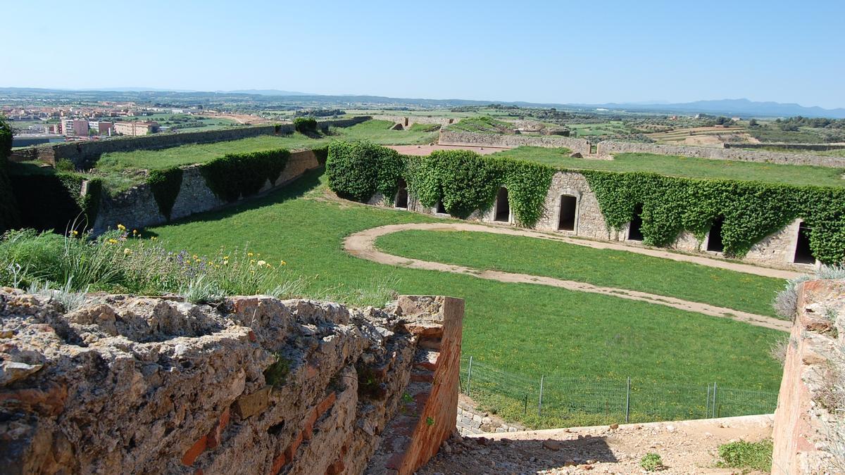 El castell de Sant Ferran, una balconada oberta a la comarca