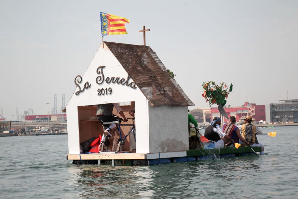 Regata de barcos locos en La Marina de València