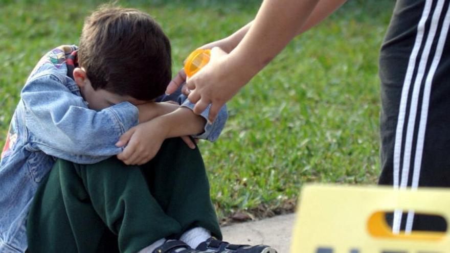 Un niño es consolado por un adulto.