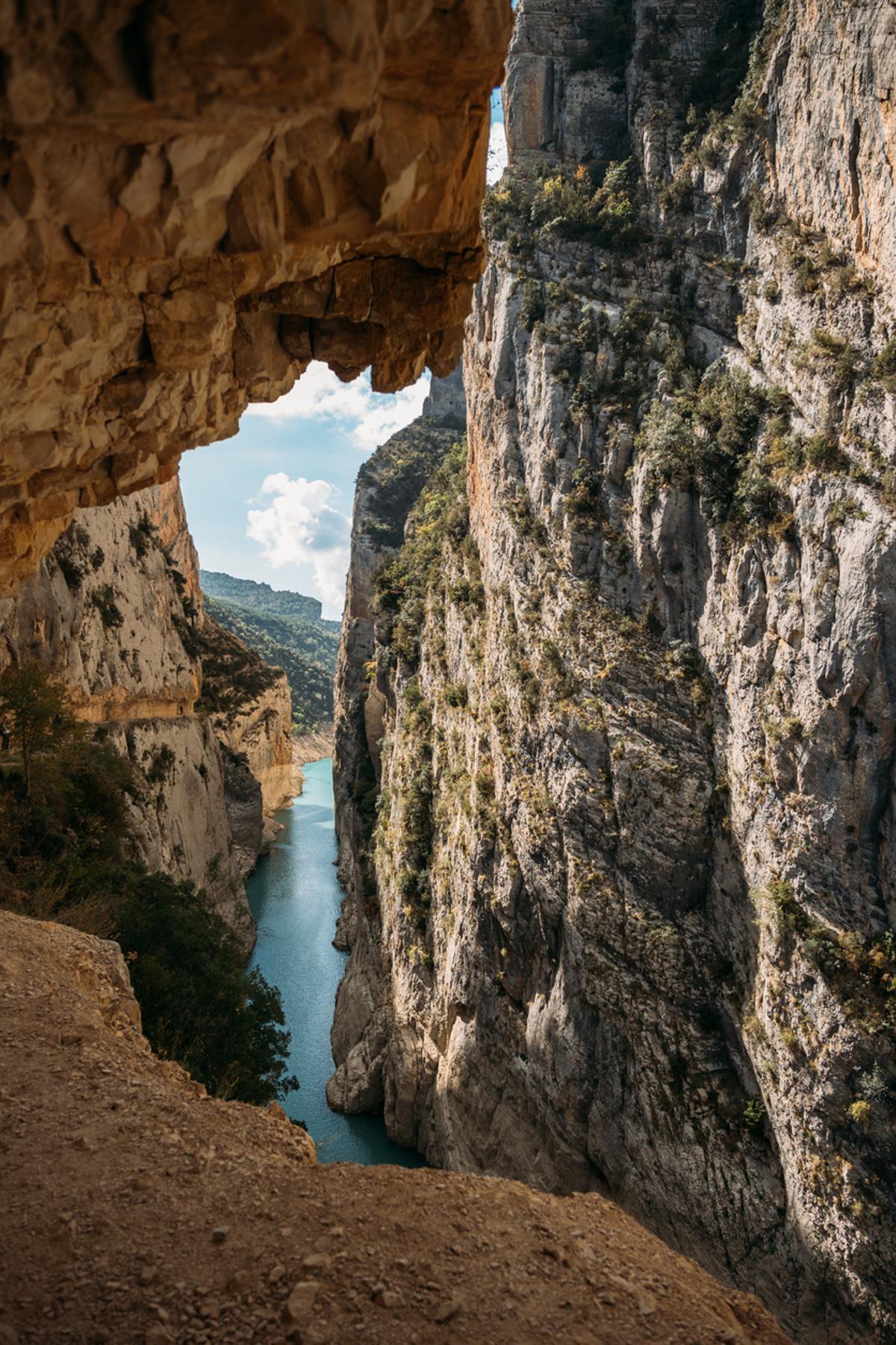 Un camino excavado en la roca permite cruzar el desfiladero del Congost de Mont-Rebei.