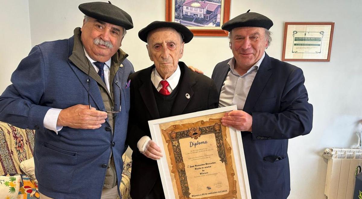 Amigos da Boina distingue a cuatro miembros de la Banda de Vilatuxe