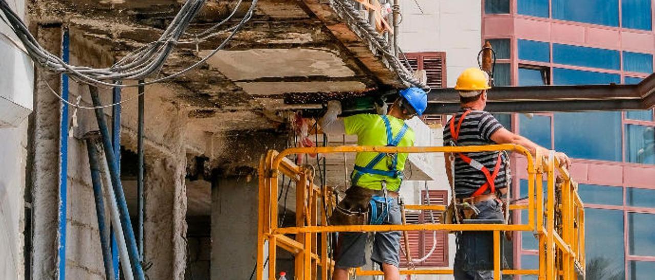 Dos empleados del sector de la construcción trabajan en una obra de la capital grancanaria.