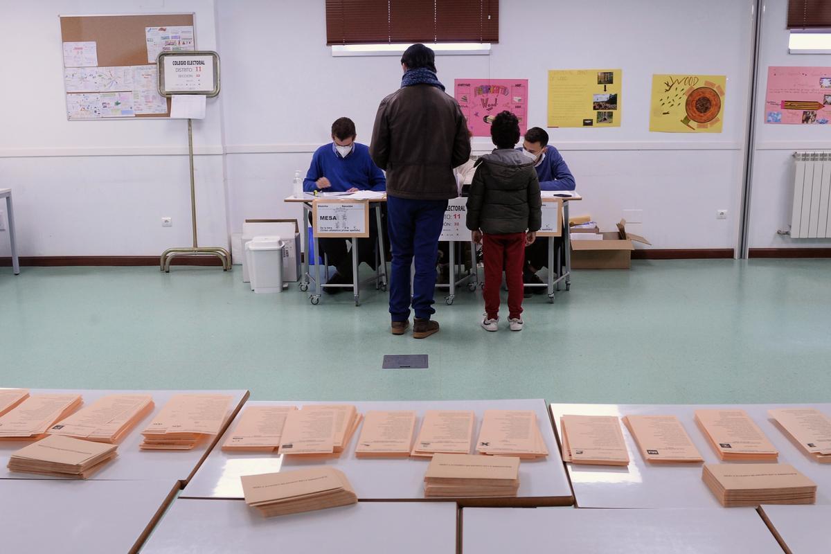 Vista de un colegio electoral en Valladolid, durante las elecciones autonómicas de Castilla y León.