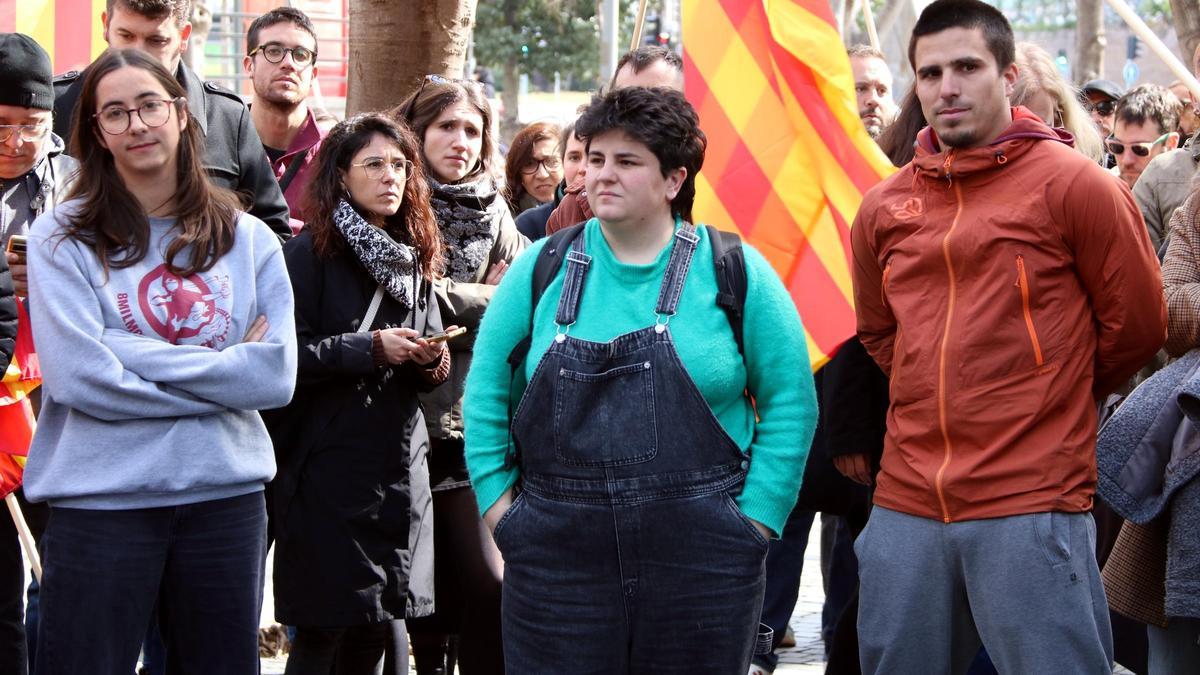 Los detenidos por destrozar una carpa de Aliança Catalana, tras salir de la Ciutat de la Justícia, en Barcelona.