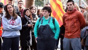 Los detenidos por destrozar una carpa de Aliança Catalana, tras salir de la Ciutat de la Justícia, en Barcelona.