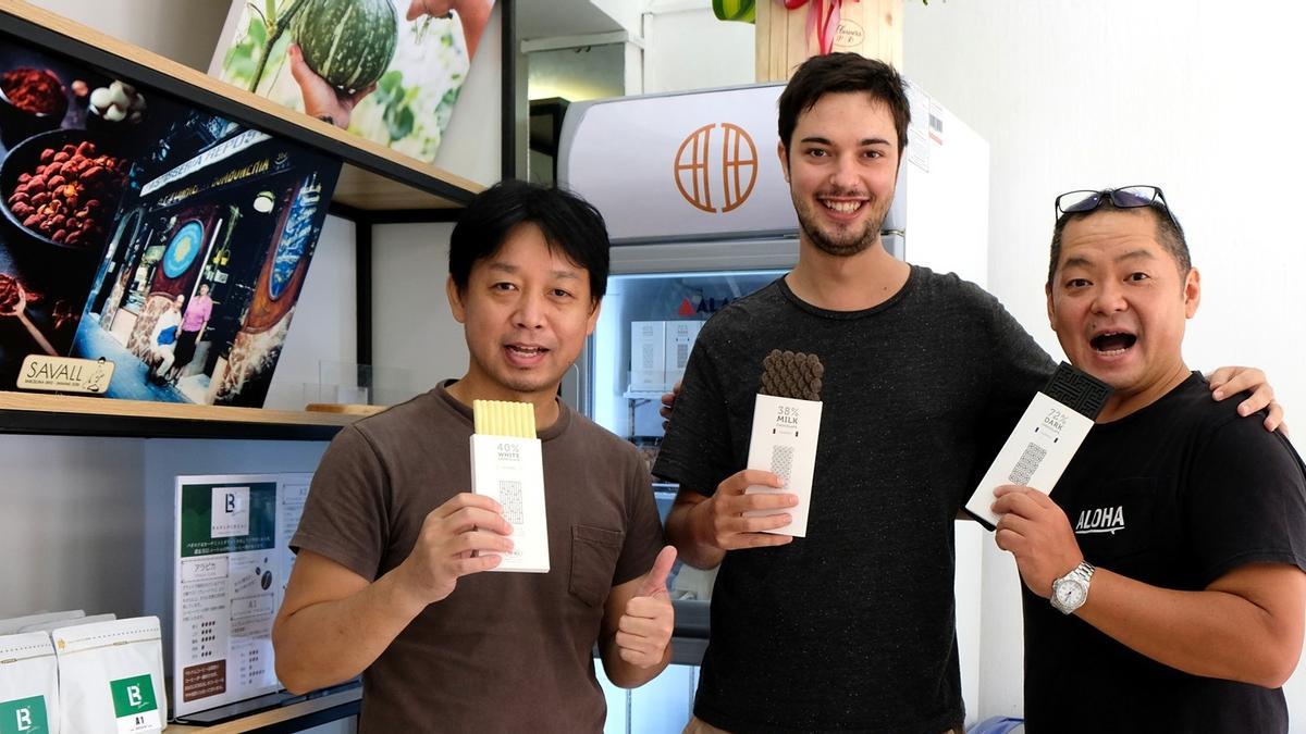 Víctor Ceano y dos amigos, con sus chocolates.