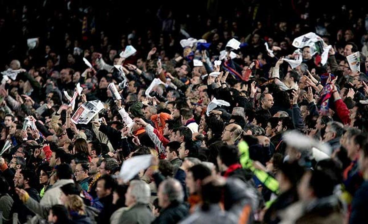 Mocadorada. La grada del Camp Nou mostra la seva disconformitat amb l’àrbitre en el clàssic disputat el 10 de març del 2007.