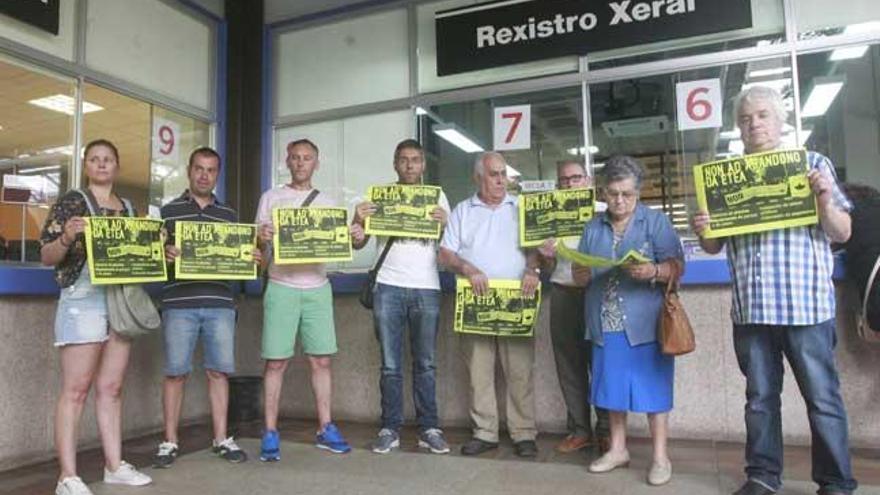 Vecinos de Teis entregaron las firmas esta mañana en el Concello. // Marcos Canosa