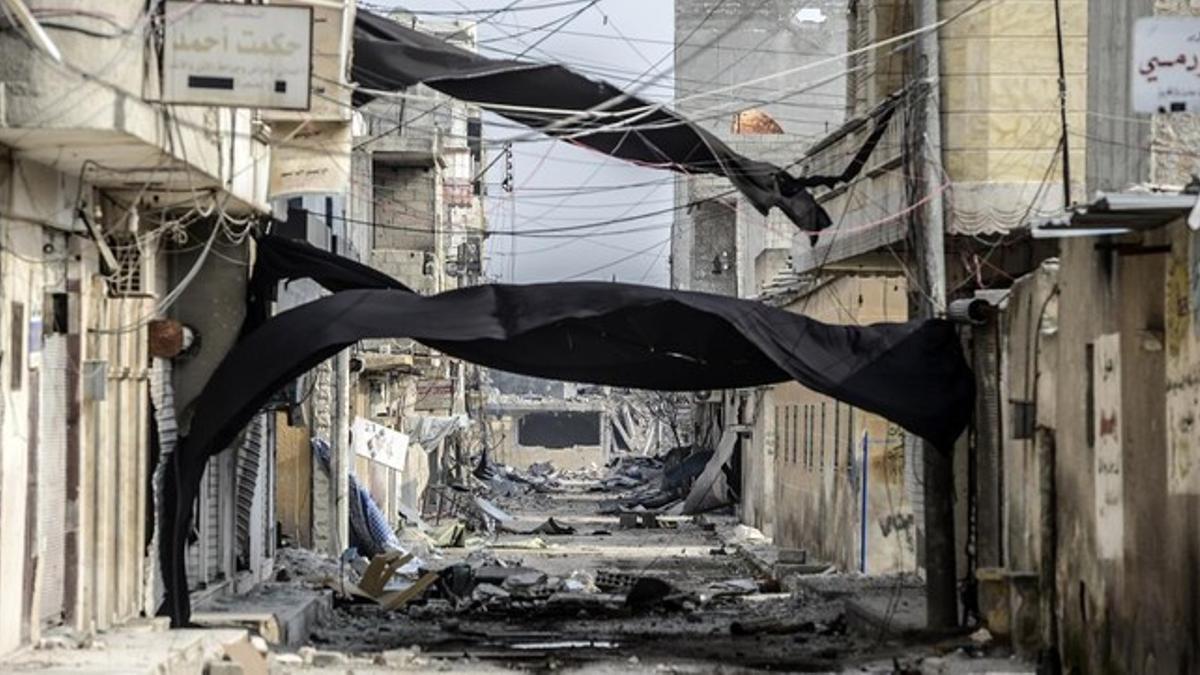 Calle destruida en el centro de la ciudad controlada por los kurdos.