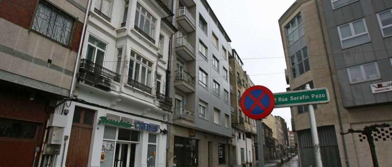 El edificio de la pescadería Chedas será uno de los que se reformará para revitalizar la calle Serafín Pazo de A Estrada. // Bernabé / Cris M.V.