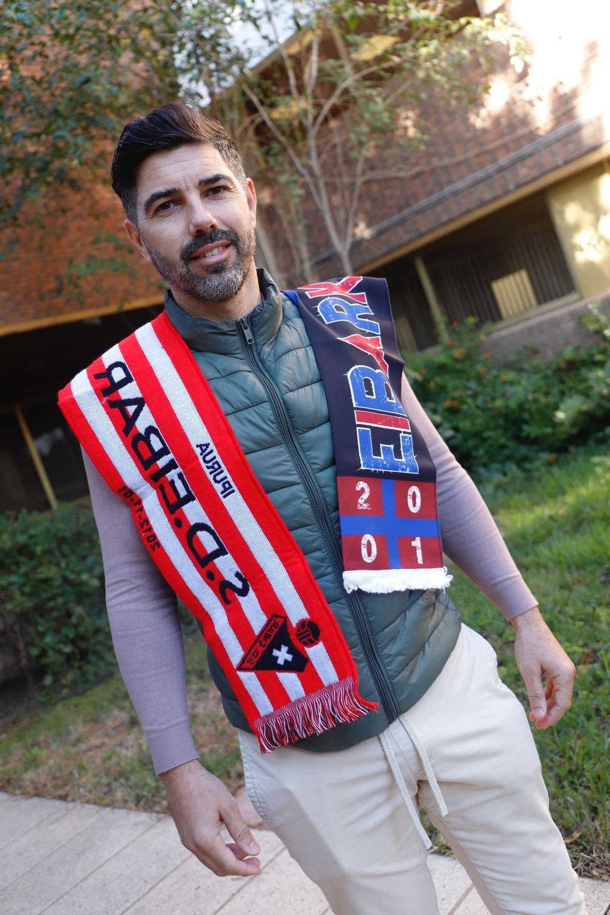 Guille Roldán posa con dos bufandas pertenecientes a su paso por el Eibar.