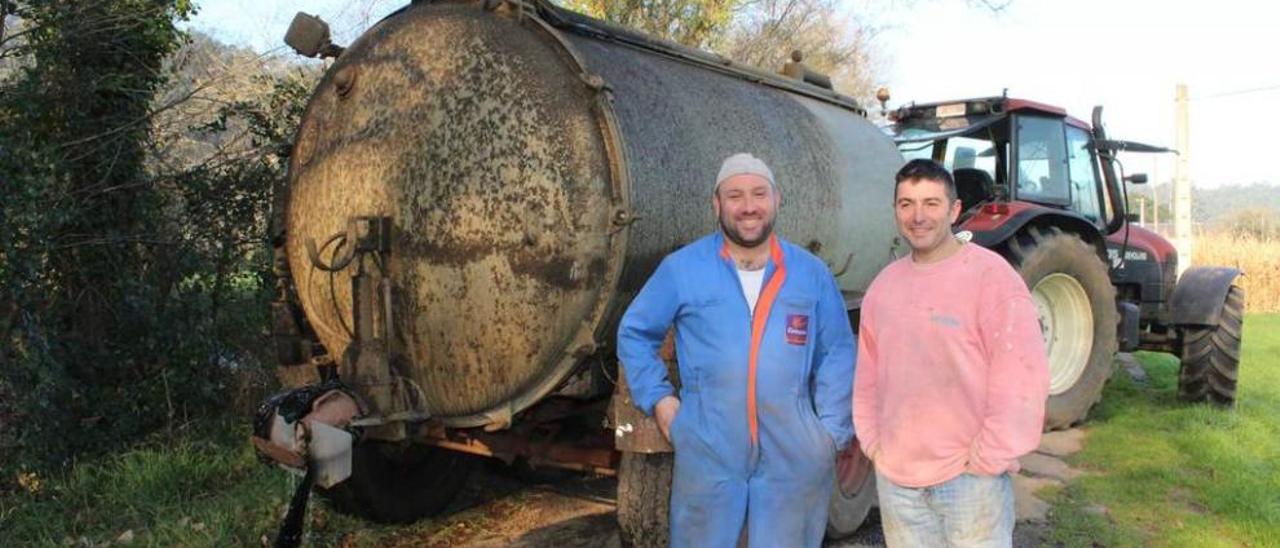 Felipe Acevedo y Javier García, ayer, tomando agua del Porcía.