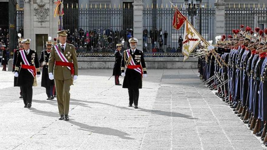 El monarca passa revista a la Guàrdia Reial durant la celebració de la Pasqua Militar