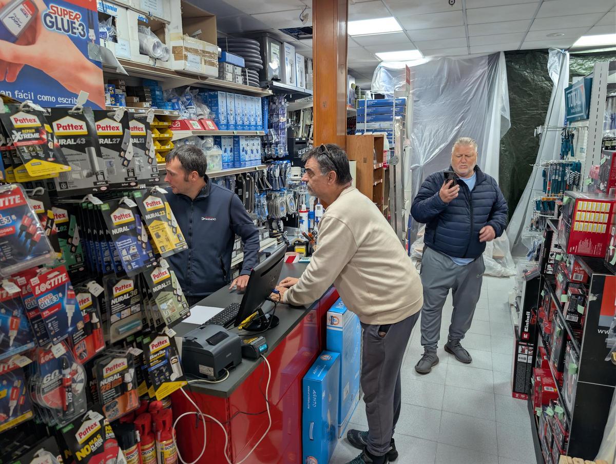 Reapertura de la Ferretería Isabel en Benicàssim tras el incendio