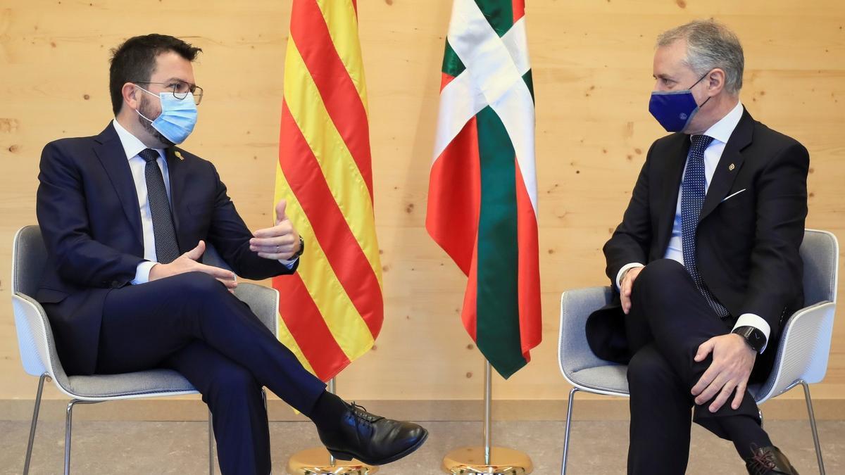 El presidente de la Generalitat, Pere Aragonès (i), y el lehendakari, Iñigo Urkullu (d), mantienen este lunes una reunión bilateral en Alp, en la comarca catalana de la Cerdanya, en el marco del XXXIX consejo plenario de la Comunidad de Trabajo de los Pirineos.