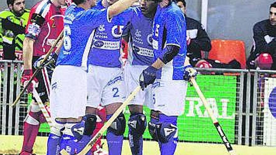 Los jugadores del Areces Elecinco celebran un gol ante el Monjos.