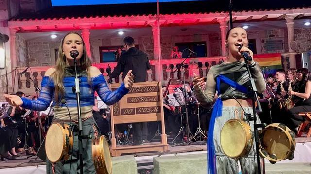 Sobre estas liñas, concerto de Fillas de Cassandra coa Banda do Rosal. Á dereita, a Praza do Calvario ateigada. | // D.P.