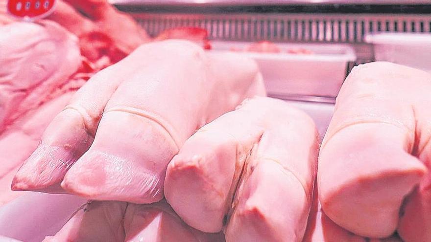 Peus de porc en una carnisseria del mercat central de València