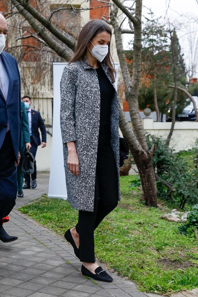 La llegada de la Reina Letizia a la Fundación de Ayuda contra la Drogadicción, con zapatos planos y presumiendo de canas
