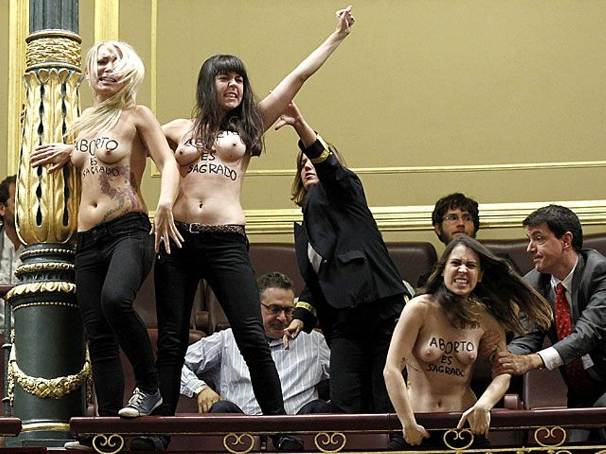 «El aborto es sagrado». La contrarreforma de la ley del aborto que Gallardón se empeñó en sacar adelante descubrió al gran público la facción española de las Femen, aquel grupo de ideario problemático y origen ucraniano que un día de octubre de 2013 irrumpió en el Congreso para gritar desde el palco que «el aborto es sagrado». Aquel proyecto, cabe decir, supuso la tumba política para Gallardón y un acicate para un efervescente movimiento feminista.