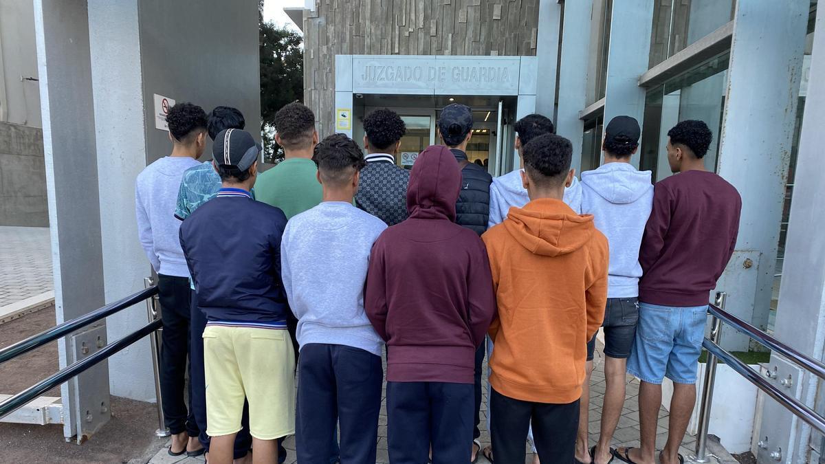 Imagen de los menores migrantes ante el Juzgado de Guardia de Las Palmas.