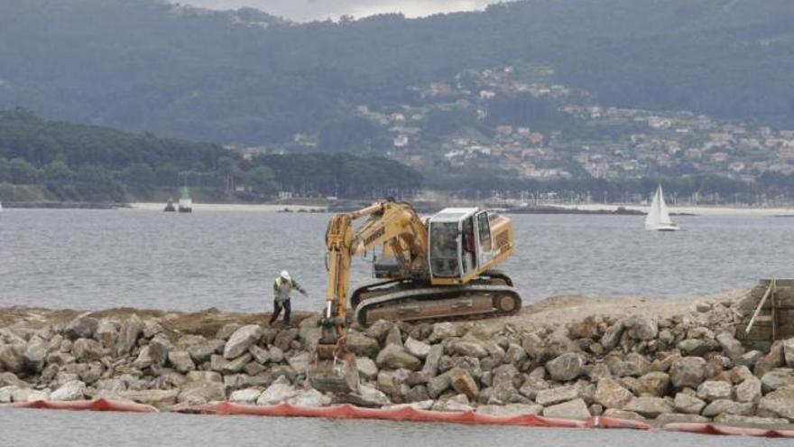 Las obras en O Salgueirón fueron paralizadas poco después de empezar los rellenos para el puerto deportivo.  // Gonzalo Núñez