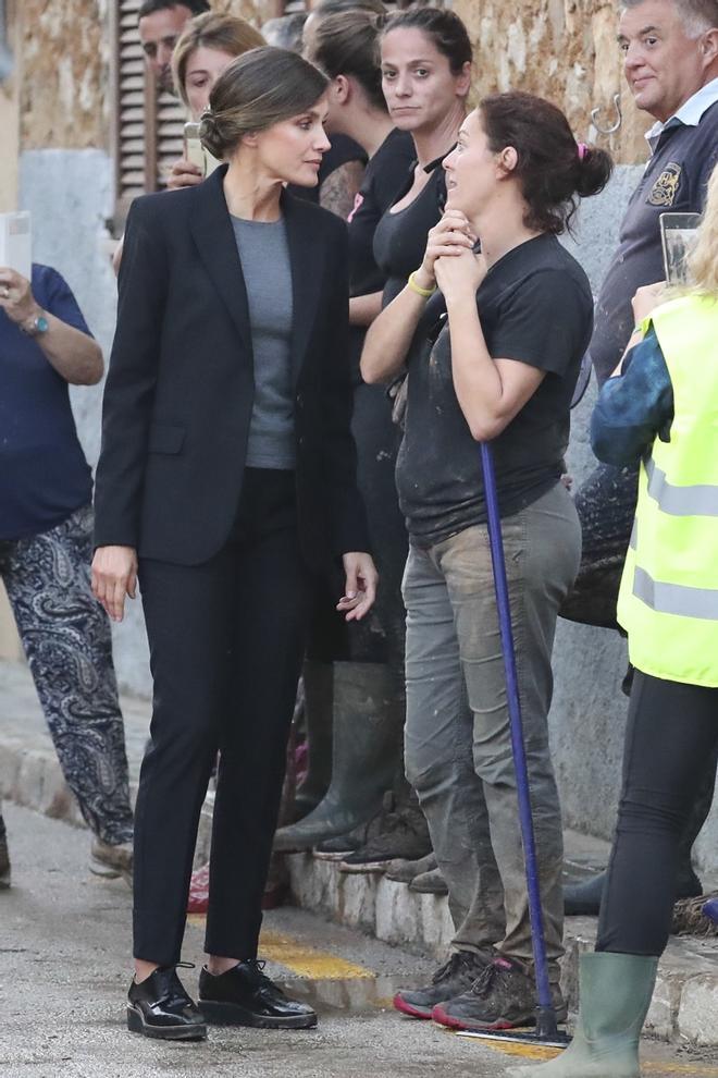 Letizia Ortiz con traje negro y zapatos oxford, un look en negro y gris