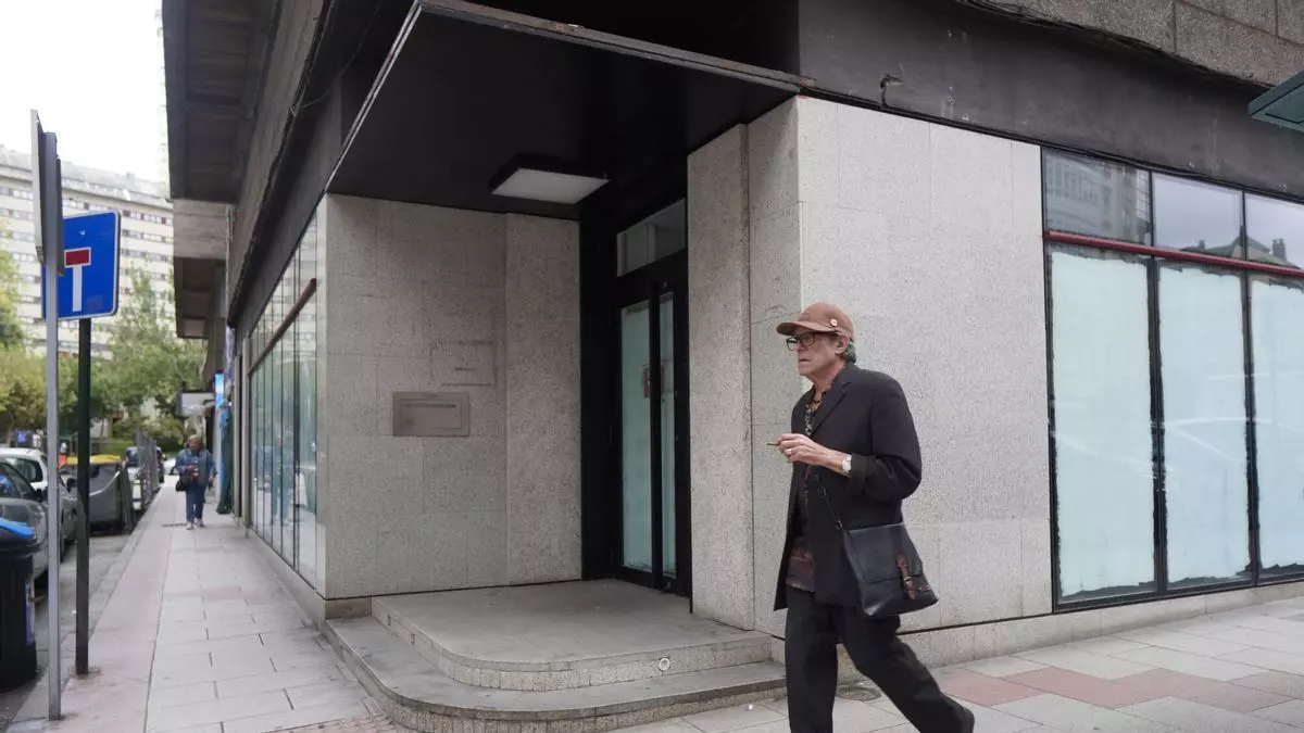 Las oficinas bancarias de A Coruña se reducen a la mitad en una década: bajan de cien por primera vez